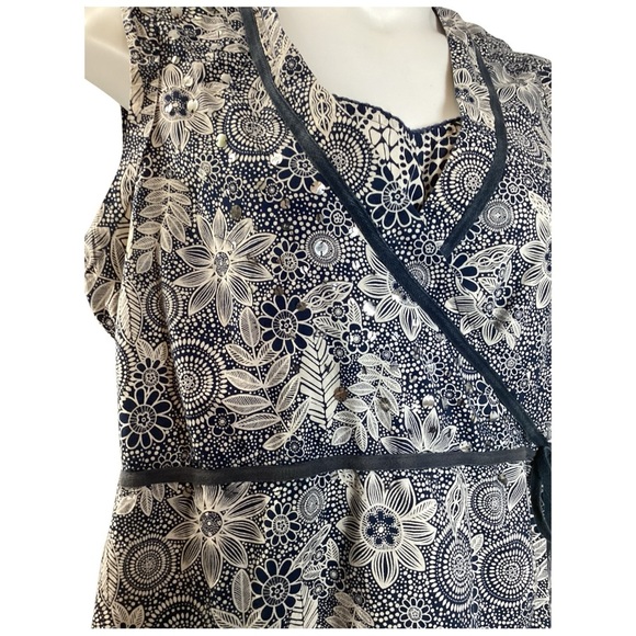 Floral Two Piece Set Sleeveless Wrap Blouse in Navy and White, Plus Size 2X - Picture 6 of 12